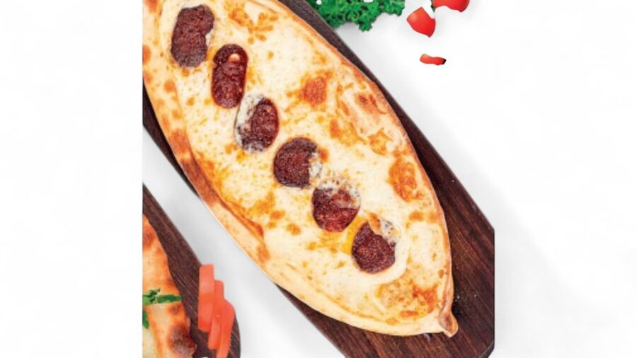 Пиде с сыром и суджуком